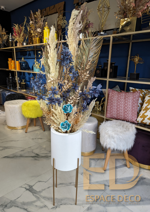 Vase avec plante sèche et artificielle